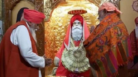 PM ਮੋਦੀ ਨੇ ਡੇਰਾ ਬੱਲਾਂ ਵਿਖੇ ਟੇਕਿਆ ਮੱਥਾ,  ਡੇਰਾ ਮੁਖੀ ਸੰਤ ਨਿਰੰਜਨ