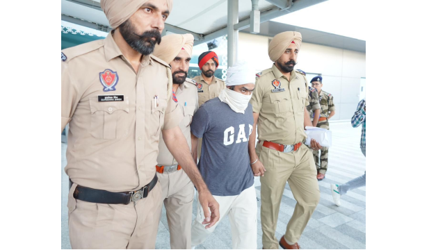 ਮੈਨੂੰ ਇਨਸਾਫ਼ ਚਾਹੀਦਾ!” ਅੰਮ੍ਰਿਤਪਾਲ ਮਹਿਰੋਂ ਦੀ ਗ੍ਰਿਫਤਾਰੀ ‘ਤੇ ਮਾਂ