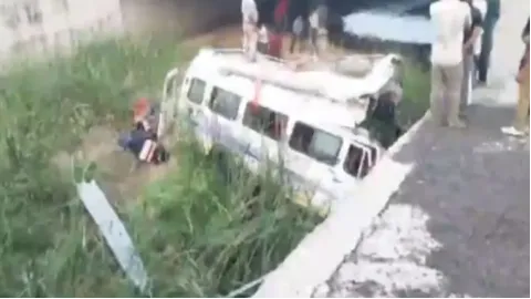 ਐਕਸਪ੍ਰੈਸਵੇਅ ਤੋਂ 15 ਫੁੱਟ ਹੇਠਾਂ